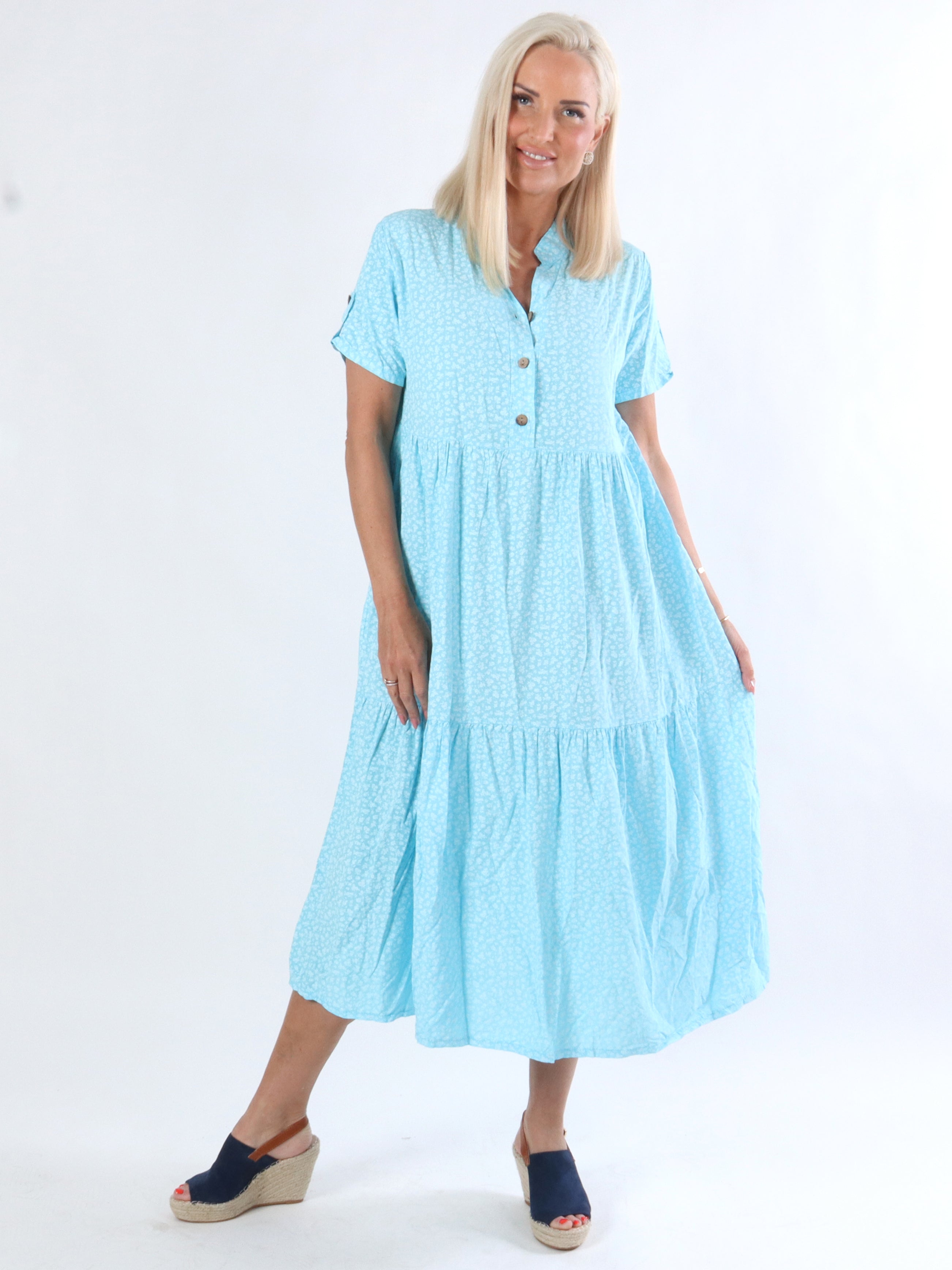 Barbara - Armygrøn kjole med blomsterprint og knapper ved bryst